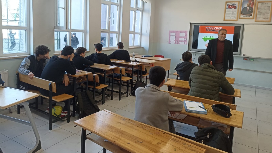 8. Sınıf öğrencilerimize  “Etkili ders çalışma yöntemleri “  konulu seminer düzenlendi